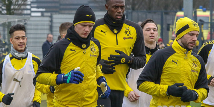 Usain Bolt trifft per Kopf