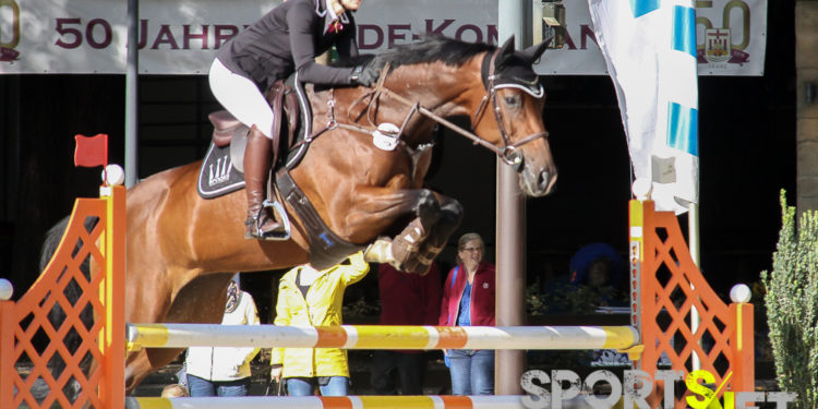 Paderborn: Haßmann gewinnt Eröffnungsspringen und Youtuberin siegt ebenfalls