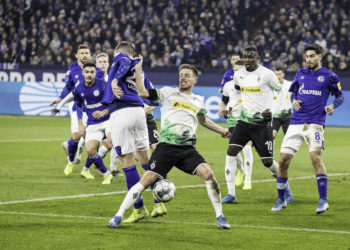 Schalke startet mit Sieg