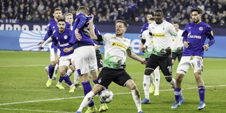 Schalke startet mit Sieg