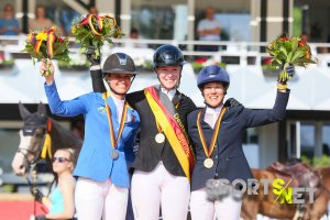 Angelique Ruesen (GER), Mylen Kruse (ER) und Mynou Diederichsmeier (GER) bei der Siegerehrung der Deutschen Meisterschaften der Springreiterinnen auf dem Longines Balve Optimum