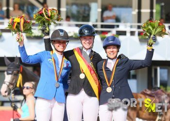 Angelige Quesen (GER), Mylen Krue (ER) und Mynou Diederichsmeier (GER) bei der Siegerehrung der Deutschen Meisterschaften der Springreiterinnen auf dem Longines Balve Optimum