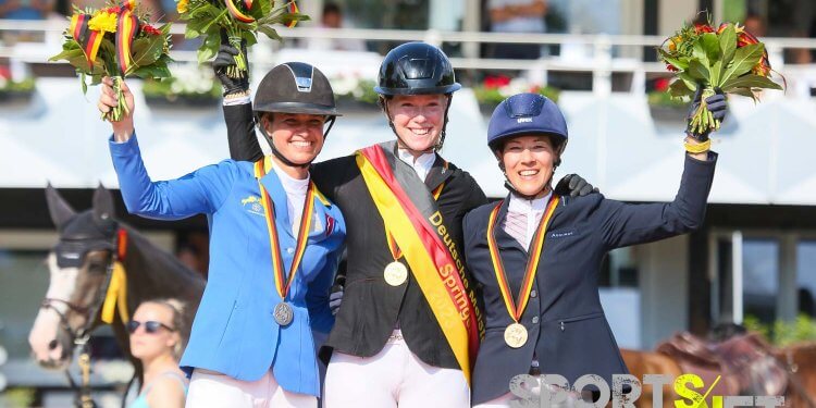 Angelige Quesen (GER), Mylen Krue (ER) und Mynou Diederichsmeier (GER) bei der Siegerehrung der Deutschen Meisterschaften der Springreiterinnen auf dem Longines Balve Optimum