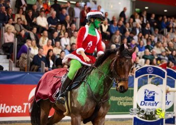 Grinch Stefanie Zimmermann gewinnt mit Catu vom Aulenhof das Kostümspringen
