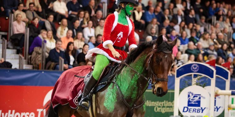 Grinch Stefanie Zimmermann gewinnt mit Catu vom Aulenhof das Kostümspringen