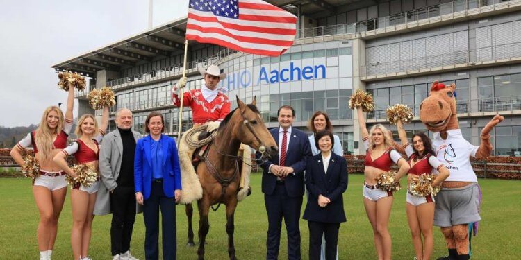 Das Foto zeigt die Protagonisten der Pressekonferenz anlässlich der Vorstellung des Partnerlands beim CHIO Aachen 2024. Eingerahmt von Cheerleadern der Rhine Fire Düsseldorf und CHIO Aachen-Maskottchen Karli von rechts nach links: US-Generalkonsulin Pauline Kao, ALRV-Präsidentin Stefanie Peters, NRW-Staatskanzlei-Chef Nathanael Liminski, Westernreiter Josh Clemens auf seinem Quarterhorse, ALRV-Vorstandsmitglied Birgit Rosenberg und Eröffnungsfeier-Regisseur Uwe Brandt.(Foto: CHIO Aachen/Andreas Steindl)