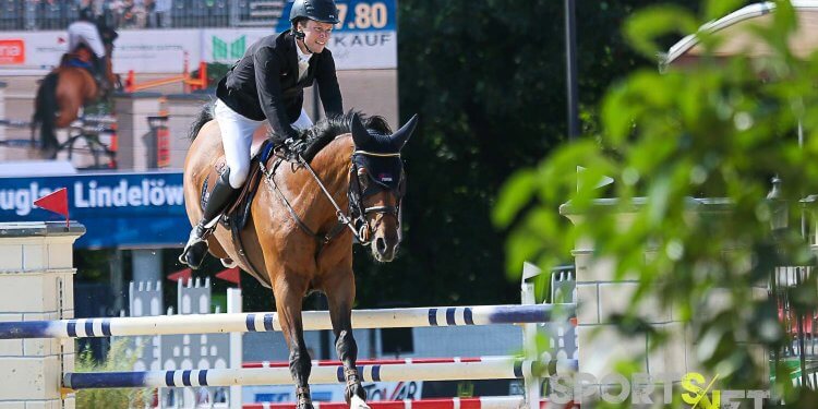 Douglas Lindeloew (SWE) mit Cheldon in der mittleren Tour beim Turnier der Sieger 2024