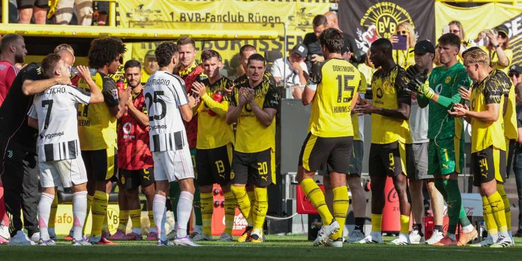 Mats Hummels wird im Testspiel gegen Juventus Turin verabschiedet (Foto: Sebastian Sendlak)