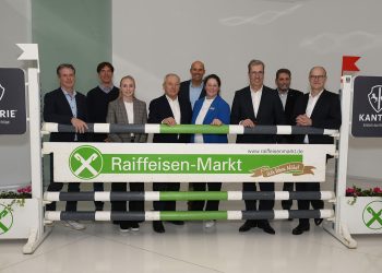 Blickten mit großer Vorfreude auf das 100-jährige Bestehen des Reiterverbandes Münster und den AGRAVIS-Cup 2026 in der Halle Münsterland, die ebenfalls seit 100 Jahren existiert: Oliver Schulze Brüning, Hans Thorben Rüder, Melanie Geßmann, Rainer Stegemann, Olaf Krause, Dr. Maria Näther, Dr. Dirk Köckler, Uwe Peppenhorst und Heinz Gressel (v.l.). Foto: AGRAVIS Raiffeisen AG