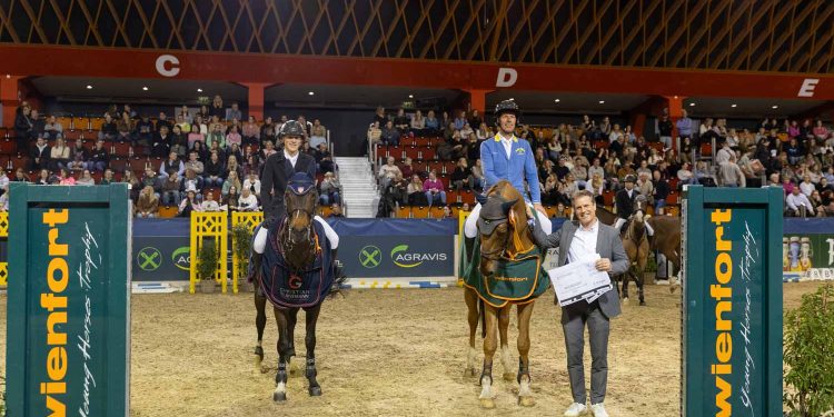Die goldenen Schleifen bei den sieben- und achtjährigen Pferden nahmen Atlanta S Z und Max Merschformann (li.) sowie Toemme de Regor Z und Christian Ahlmann (re.) mit nach Hause. (Foto: AGRAVIS Raiffeisen AG/Denise Keller-Gehltomholt)