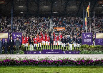 Die drei Gewinnerteams im Mercedes-Benz Preis (v.l.n.r.): Belgien, Deutschland und Großbritannien. Vorne links neben dem Podest stehen (v.l.n.r.): Patrick Aoun (CEO Longines), Ingmar De Vos (Präsident FEI und Vorstand des Internationalen Olympischen Komitees), David Perdomo Hollatz (Vorsitzender der Geschäftsleitung Mercedes-Benz Cars Vertrieb Deutschland) und Stefanie Peters (Präsidentin des Aachen-Laurensberger Rennvereins). (Foto: ALRV/Jasmin Metzner).