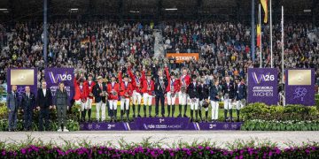 Die drei Gewinnerteams im Mercedes-Benz Preis (v.l.n.r.): Belgien, Deutschland und Großbritannien. Vorne links neben dem Podest stehen (v.l.n.r.): Patrick Aoun (CEO Longines), Ingmar De Vos (Präsident FEI und Vorstand des Internationalen Olympischen Komitees), David Perdomo Hollatz (Vorsitzender der Geschäftsleitung Mercedes-Benz Cars Vertrieb Deutschland) und Stefanie Peters (Präsidentin des Aachen-Laurensberger Rennvereins). (Foto: ALRV/Jasmin Metzner).