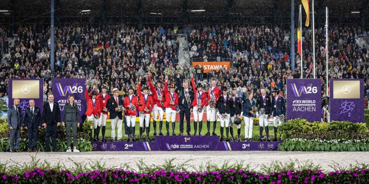 Die drei Gewinnerteams im Mercedes-Benz Preis (v.l.n.r.): Belgien, Deutschland und Großbritannien. Vorne links neben dem Podest stehen (v.l.n.r.): Patrick Aoun (CEO Longines), Ingmar De Vos (Präsident FEI und Vorstand des Internationalen Olympischen Komitees), David Perdomo Hollatz (Vorsitzender der Geschäftsleitung Mercedes-Benz Cars Vertrieb Deutschland) und Stefanie Peters (Präsidentin des Aachen-Laurensberger Rennvereins). (Foto: ALRV/Jasmin Metzner).