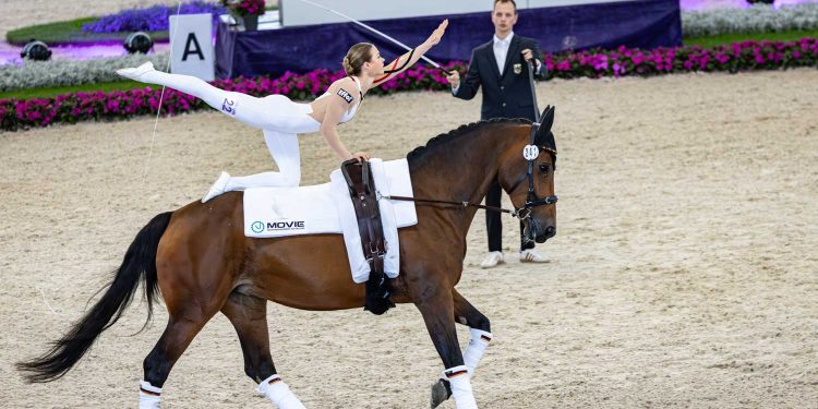 Guter Start für die deutschen Voltigierer bei der FEI Vaulting World Championship: Nach der ersten von drei Prüfungen liegt Alice Layher bei den Damen in Führung. (Foto: ALRV/Jasmin Metzner)