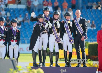 Werden bei den FEI Dressage World Championships Weltmeister: Isabell Werth, Frederic Wandres, Raphael Netz und Kathrina Hemmer mit Equipe-Chef Klaus Röser (Foto: Jenny Musall)