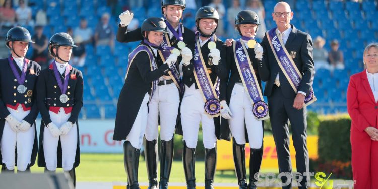 Werden bei den FEI Dressage World Championships Weltmeister: Isabell Werth, Frederic Wandres, Raphael Netz und Kathrina Hemmer mit Equipe-Chef Klaus Röser (Foto: Jenny Musall)